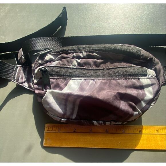 Pink Victoria’s Secret Fanny pack grey white swirls on black adjustable bum bag - Picture 8 of 8